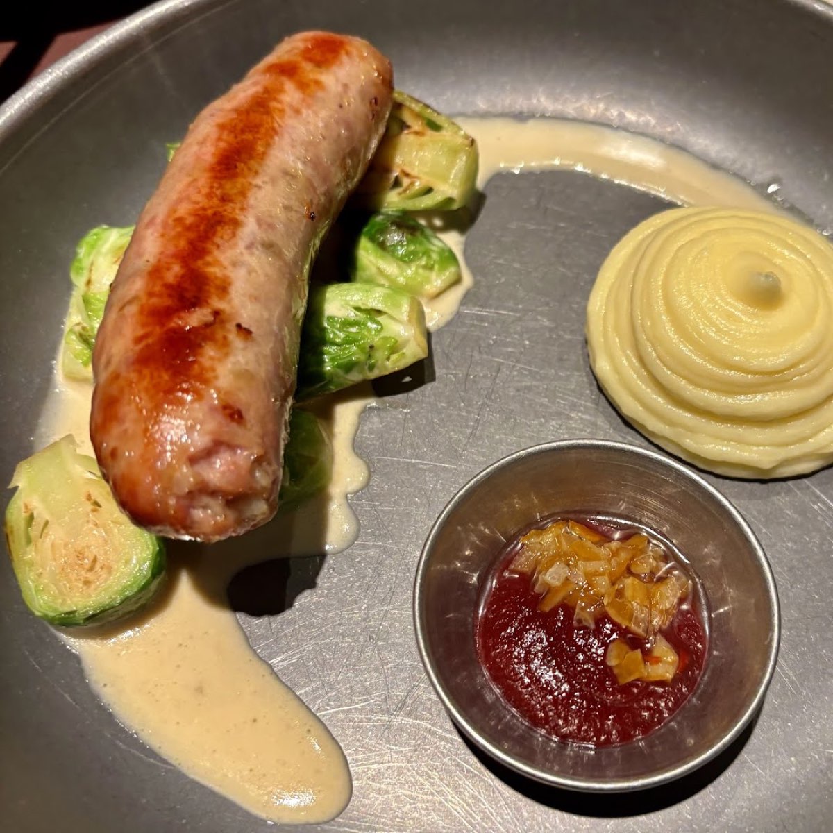 Domowa kiełbasa z miso, brukselką i purée ziemniaczanym